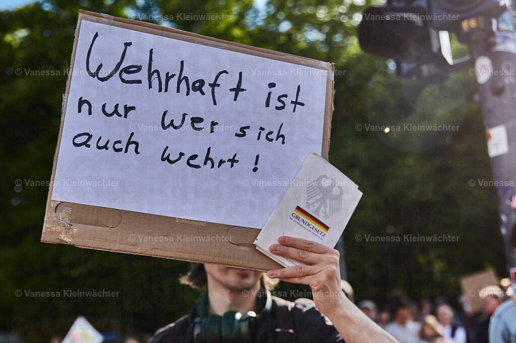 250511_AFDVerbot_BTor_15 | Vanessa Kleinwächter - Realisiert mit Pictrs.com