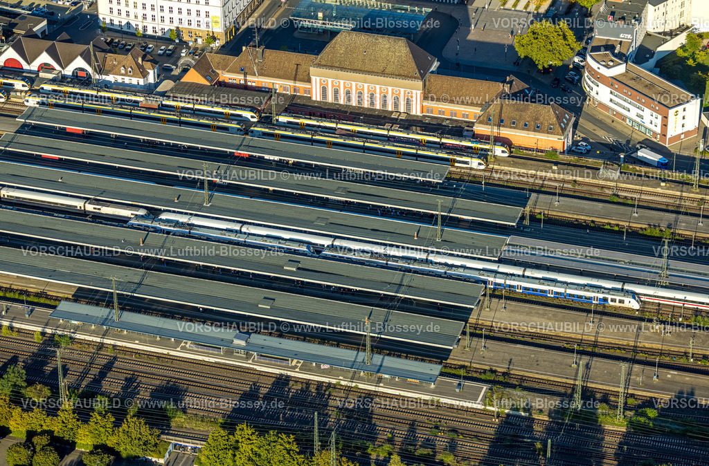 Hamm250904650 | Luftbild, Hbf Hauptbahnhof und überdachte Bahnsteige, Bahnhofsgebäude, Mitte, Hamm, Ruhrgebiet, Nordrhein-Westfalen, Deutschland