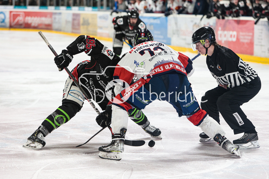 EHC Königsbrunn - VfE Ulm/Neu-Ulm | Max LUKES (EHC #95) beim Bully gegen Julian TISCHENDORF (VFE #71)