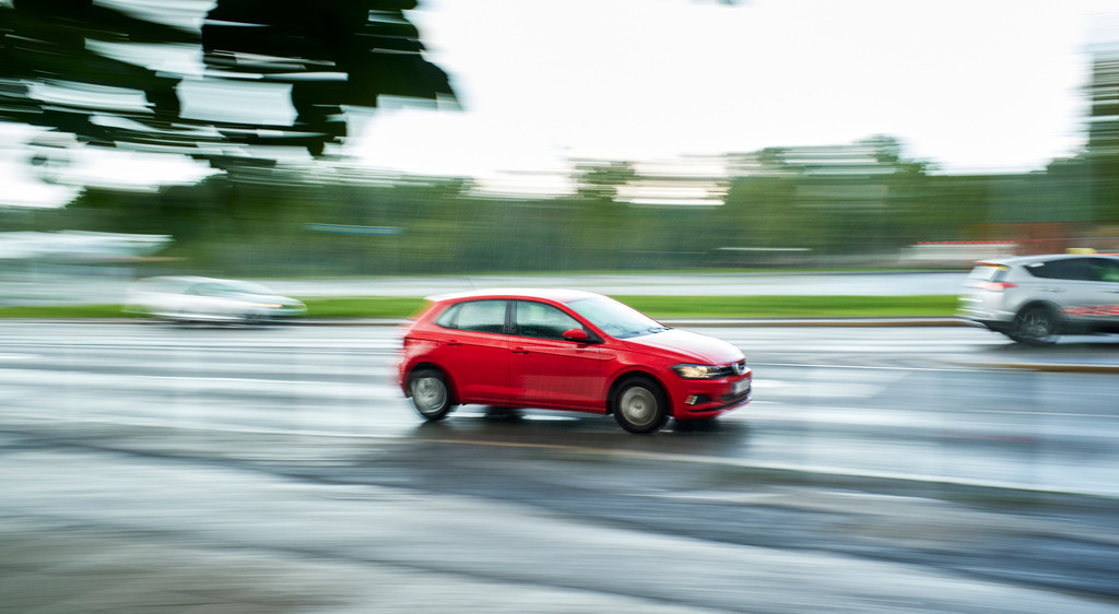 Gewitterregen auf der Schönbrunner Schloßstraße | Wien, Austria - June 26, 2020: Gewitterregen auf der Schönbrunner Schloßstraße. - Realisiert mit Pictrs.com