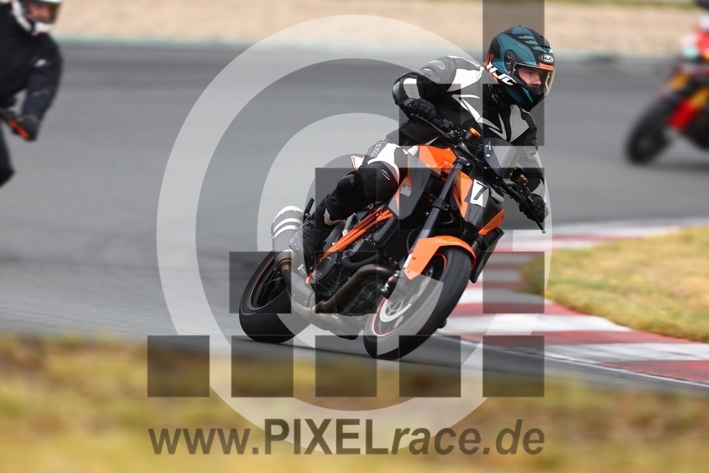 0079-20240909_00717 | Schöne Erinnerungen an spannende Momente - das festzuhalten ist unser Job. PIXELrace.de ist seit 2003 auf den Rennstrecken Europas unterwegs um die Action draußen beim Fahren und die wunderbare Stimmung imm Fahrerlager für euch einzufangen.