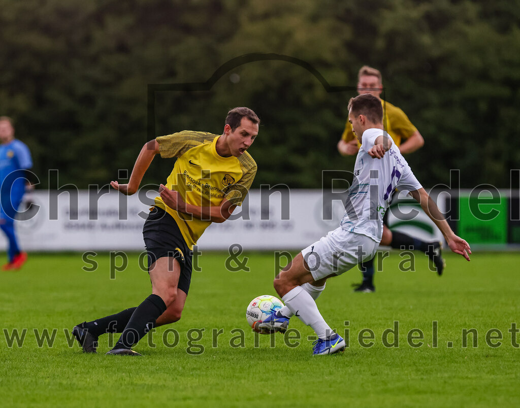 2023-08-09_016_FC_Moosinning_II_gegen_SpVgg_Altenerding | Moosinning, Deutschland, 09.08.2023:
Fußball, Kreisliga 2023 / 2024, 3. Spieltag, FC Moosinning II gegen SpVgg Altenerding, Endergebnis: 1:1

Benedikt Thumbs (FC Moosinning, #10), Johannes Irl (SpVgg Altenerding, #17)

Foto: Christian Riedel / fotografie-riedel.net