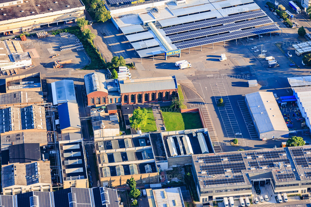 Luftbild: Alte Schildkrötfabrik und METRO Mannheim von Südosten im Ortsteil Neckarau in Mannheim im Bundesland Baden-Württemberg in Deutschland. – Foto: IMG_157384.jpg vom 18.06.2026 durch Werner Riehm/FLY-FOTO.de – Auflösung des Originals: 5866 x 3910 px – AlteSchildkrötfabrik – WWW.METRO.DE