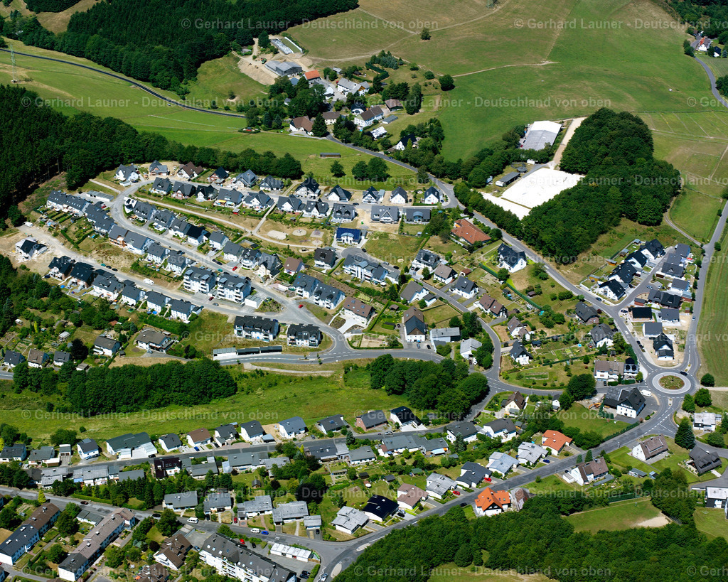 2632311 | MEINERZHAGEN 15.07.2019 Wohngebiet - Mischbebauung der Mehr- und Einfamilienhaussiedlung an der Straße Sankt-Cyr-Allee in Meinerzhagen im Bundesland Nordrhein-Westfalen, Deutschland. // Residential area - mixed development of a multi-family housing estate and single-family housing estate on street Sankt-Cyr-Allee in Meinerzhagen in the state North Rhine-Westphalia, Germany. Foto: Gerhard Launer