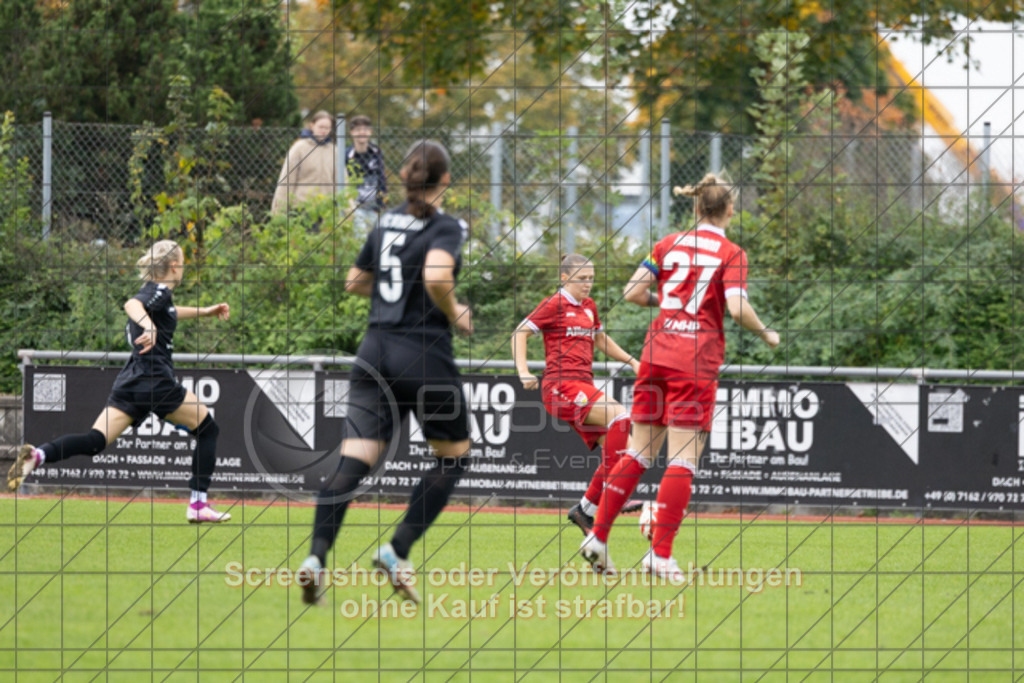 20251012_130537_0147 | #,1.FC Donzdorf (schwarz) vs. VfB Stuttgart II (rot), Fussball, Frauen-Verbandsliga Württemberg, 05. Spieltag, Saison 2025/2026, Rasenplatz Lautertal Stadion, Süßener Straße 16, 73072 Donzdorf, 12.10.2025 - 13:00 Uhr,Foto: PhotoPeet-Sportfotografie/Peter Harich