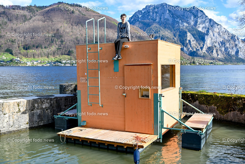 Gmunden_ Plateau Blo_ Raum am See_ 02.04.2024-6 | 02.04.2024, Gmunden, AUT, Plateau Blo, Raum am See, im Bild Simone Barlian auf der schwimmenden Sauna am Traunsee