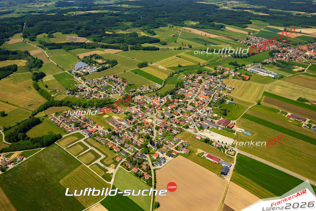 Das Luftbild zeigt Oberkammlach Kammlach - Die Luftaufnahme wurde 2023 vom UL-Flugzeug aus erstellt ( keine Drohne ) - Hochauflösende Luftaufnahme - Für grossformatige Ausdrucke geeignet. Die Geschenkidee !Mit Lizenz und Bildrechte bestellbar