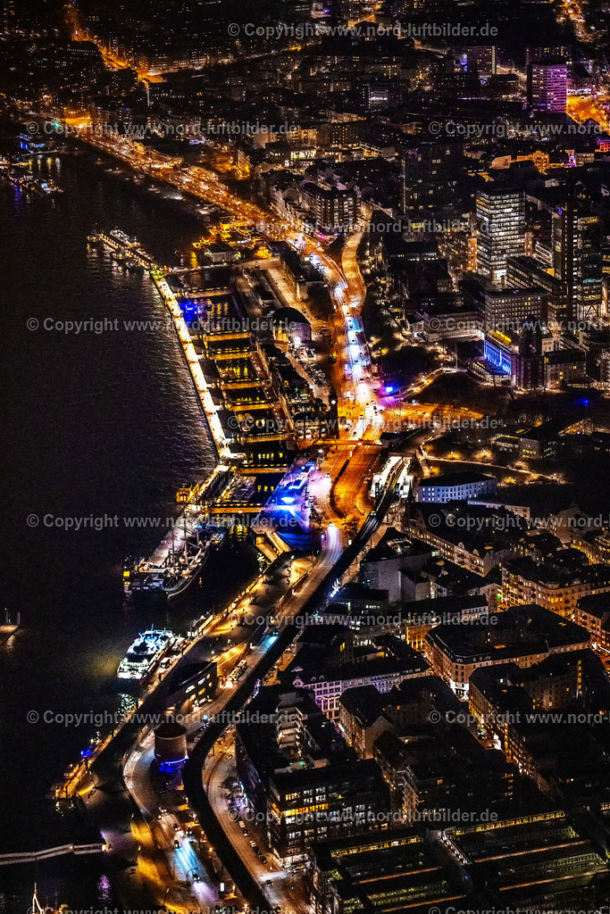 Hamburg_Landungsbrücken_Nachtaufnahme_ELS_6986060325 | HAMBURG 06.03.2025 Nacht- Lichter und Beleuchtung Hafenanlagen und Landungsbrücken in St.Pauli am Ufer des Fluß- Verlaufes der der Elbe in Hamburg, Deutschland. // Night lighting port facilities and jetties in St.Pauli on the banks of the river course of the of the River Elbe in Hamburg, Germany. Foto: Martin Elsen