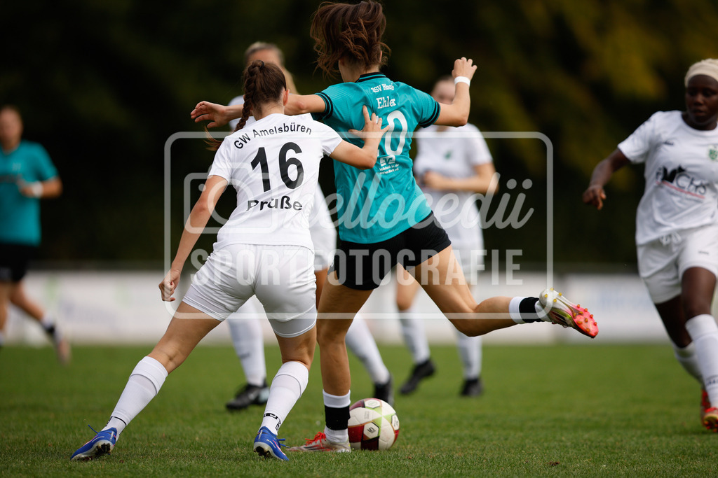 Fußball I Frauen I Westfalenpokal 26-27 I DJK GW Amelsbüren - SSV Rhade  I 18715 | Leonie Prüße (16, DJK GW Amelsbüren) und Demi Ehler (10, SSV Rhade) im Zweikampf - Realisiert mit Pictrs.com