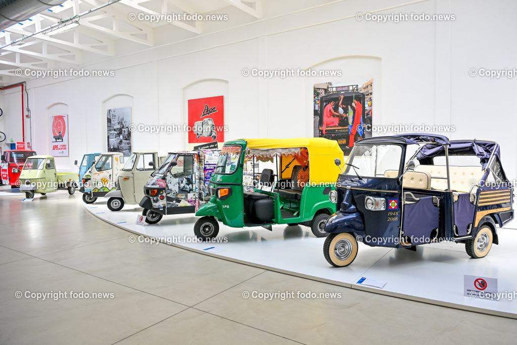 Italien_ Toskana_ Provinz Pisa_ Pontedera_ Vespa_ 29.05.2024-67 | 29.05.2024, Italien, ITA, Toskana, Pontedera im Bild Piaggio, Vespa, Museum

Piaggio ist ein italienischer Fahrzeughersteller mit Sitz in Pontedera. Das Unternehmen produziert verschiedene Mofas und Motorroller, unter anderem die Vespa, das Lastendreirad Ape sowie den Kleintransporter Porter. Zum Konzern gehören auch die Motorradmarken Aprilia, Derbi, Gilera, Laverda und Moto Guzzi. 
Quelle: Wikipedia
