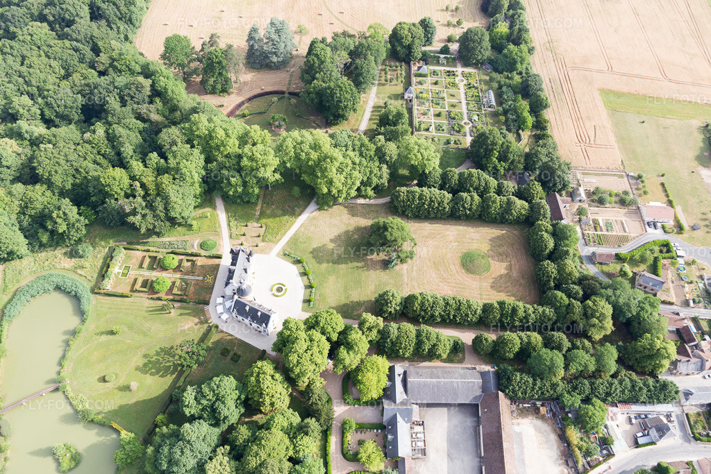Aerial view: View of the town in Saint-Cyr-du-Gault in the state Loir et Cher, France. – Photo: IMG_101184.jpg taken on 06/24/2017 by Werner Riehm/FLY-FOTO.com – Resolution of the original: 5117 x 3412 px