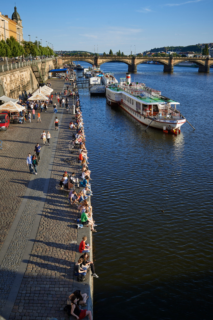 Am Ufer der Moldau | Prag, Austria - June 28, 2015: Am Ufer der Moldau sitzende Menschen, mit Blick auf die Palackeho Bruecke. - Realisiert mit Pictrs.com