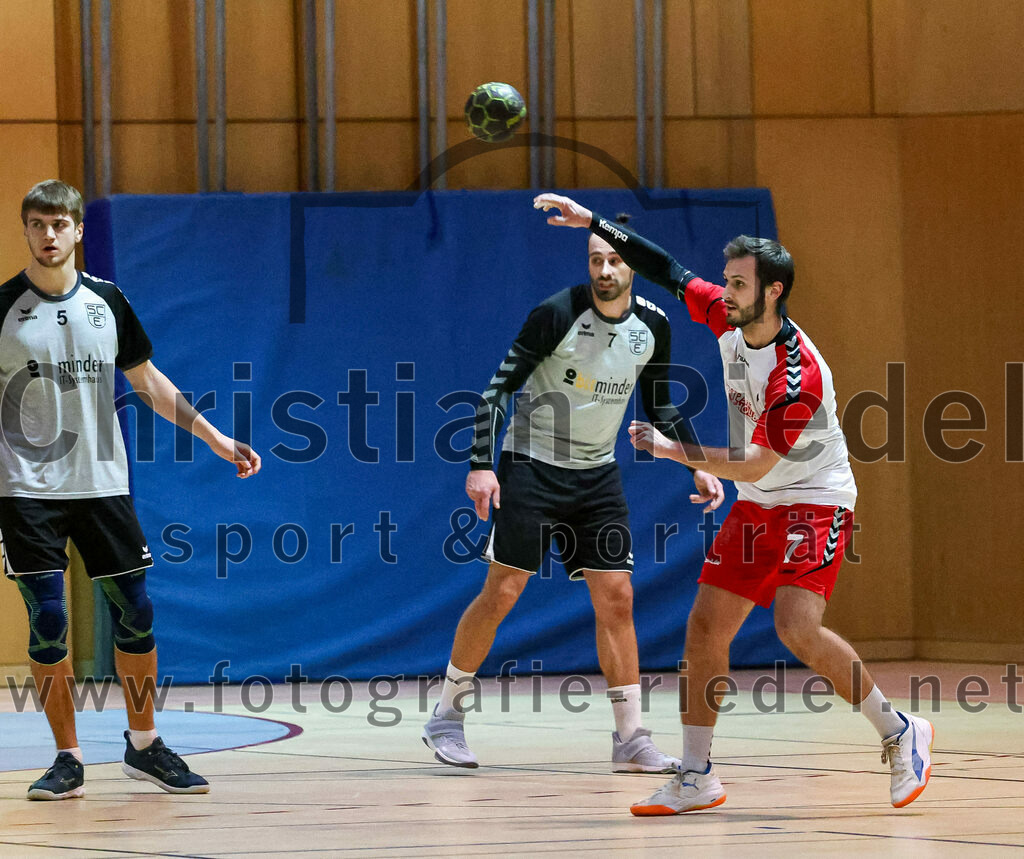 2023-01-21_032_SpVgg_Altenerding_gegen_SC_Eching | Erding, Deutschland, 21.01.2023:
Handball, Bezirksoberliga Männer 2022 / 2023, 12. Spieltag, SpVgg Altenerding gegen SC Eching, Endergebnis: 29:34

Simon Pfannes (SC Eching, #5), Kai-Daniel Linke (SC Eching, #8), Simon Rüdiger (SpVgg Altenerding, #7)

Foto: Christian Riedel / fotografie-riedel.net