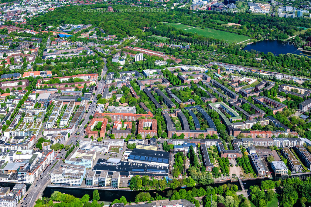 Hamburg_Winterhude_Kampmagel_ELS_3596010525 | HAMBURG 01.05.2025 Mehrzweck Veranstaltungshalle und Gebäude " Kampnagel " an der Straße Glindweg in Hamburg, Deutschland. // Multipurpose event hall and building" Kampnagel " on street Glindweg in Hamburg, Germany. Foto: Martin Elsen