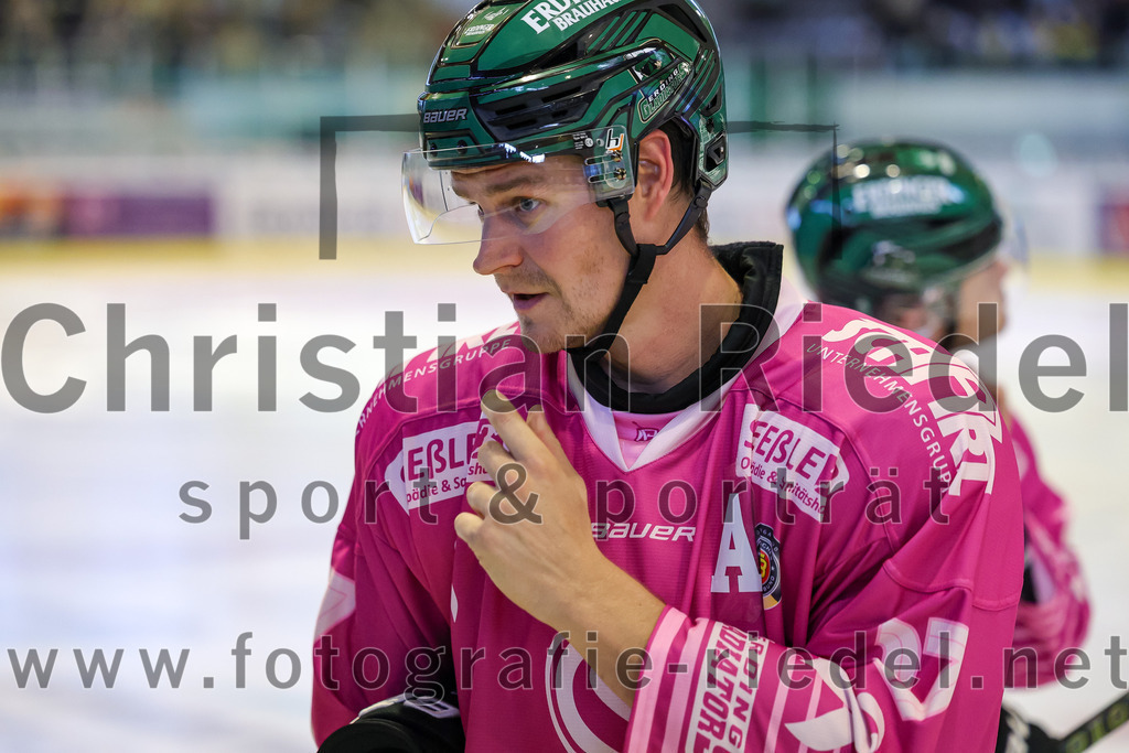 2025-10-05_014_TSV_Erding_gegen_Heilbronner_Falken | Erding, Deutschland, 05.10.2025:Eishockey, Oberliga Süd 2025 / 2026, 6. Spieltag, TSV Erding gegen Heilbronner Falken, Endergebnis: 3:1Elia Ostwald (Erding Gladiators, #17)Foto: Christian Riedel / fotografie-riedel.net