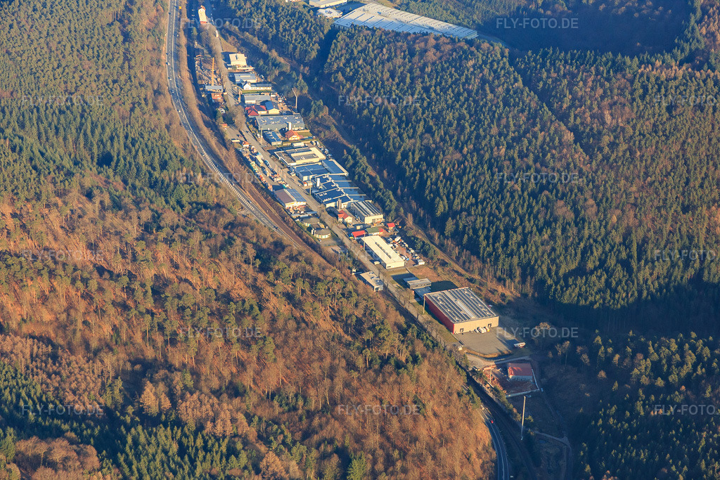 Luftbild: Industriegebiet Alte Bundesstraße im Queichtal von Westen in Hauenstein im Bundesland Rheinland-Pfalz in Deutschland. Foto: IMG_086783.jpg vom 26.03.2016 durch Werner Riehm/FLY-FOTO.de