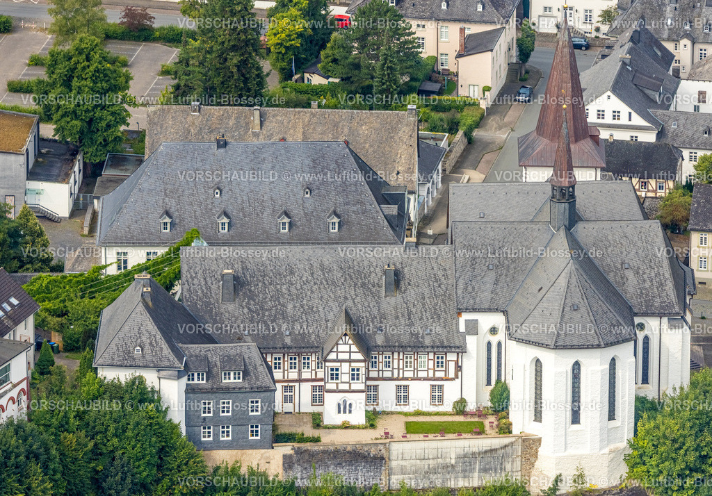 Arnsberg250806408 | Luftbild, kath. Propsteikirche St. Laurentius,Fachwerkhaus, Arnsberg, Ruhrgebiet, Nordrhein-Westfalen, Deutschland