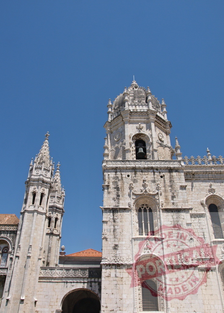 Jeronimos Monastery building facade Manueline architecture under blue sky. Lisbon - Portugal | Ornate towers and stone carvings of the historic Jeronimos Monastery in Lisbon, Portugal - Realisiert mit Pictrs.com