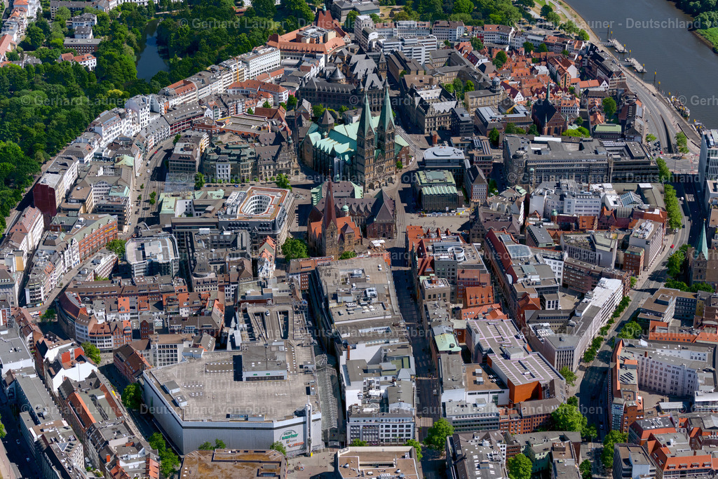 4029867 | BREMEN 01.06.2020 Altstadt- Zentrum der Innenstadt mit dem Kirchengebäude des St. Petri Doms am Ufer des Flussverlaufes der Weser im Ortsteil Zentrum in Bremen, Deutschland. Weiterführende Informationen bei: St. Petri Domgemeinde zu Bremen. // Old Town- center of downtown with church building of St. Petri Dom on the banks of the river Weser in the district Zentrum in Bremen, Germany. Further information at: St. Petri Domgemeinde zu Bremen. Foto: Gerhard Launer