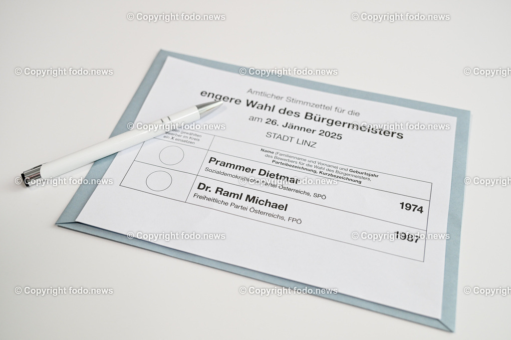 Linz_ Wahlkarte_ Briefwahl_ 18.01.2025-5 | 18.01.2025, Linz, AUT, Wahlkarte, im Bild Themenbild, Briefwahl, Buergermeisterwahl Linz 2025, Buergermeisterkanditat, Oberoesterreich, Politik, Post, Postzustellung, Stimmabgabe, Briefwahl, Wahlbeteiligung, Wahlkarte, Wahlrecht, Wahlumschlag, Wahlunterlagen, Wahlzettel, Amtlicher Stimmzettel, engere Wahl, Stichwahl
