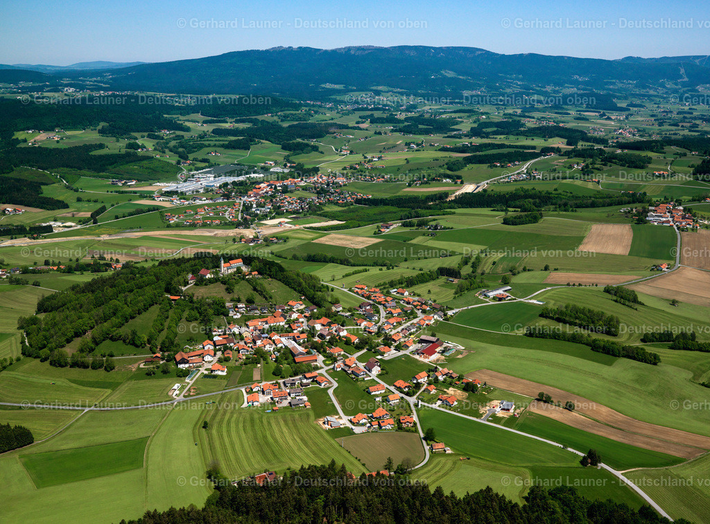 2724170 | WOLLABERG 19.05.2007 Landwirtschaftliche Nutzflächen und Feldgrenzen  umsäumen das Siedlungsgebiet des Dorfes in Wollaberg im Bundesland Bayern, Deutschland // Agricultural land and field boundaries surround the settlement area of the village  in Wollaberg in the state Bavaria, Germany Foto: Gerhard Launer