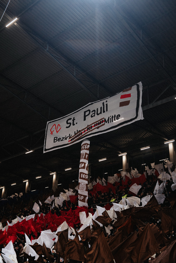 HEV06579 | Der offizielle Shop für FC St. Pauli Fotos. Wähle aus Spielszenen & Fanmomenten dein FCSP Wunschformat. Wir liefern Millerntor-Atmosphäre.