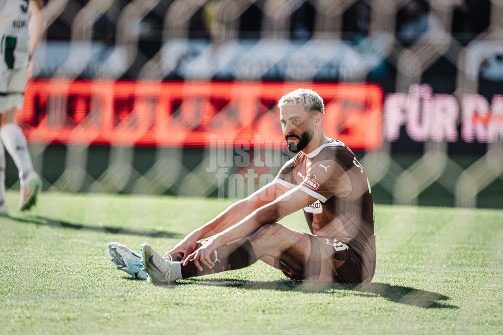 Fußball | Männer | Saison 2024/2025  | Fußball-Bundesliga | 28. Spieltag | FC St. Pauli vs. Borussia Mönchengladbach | 06.04.2025 | Elias Saad (#26, FC St. Pauli) am Boden
