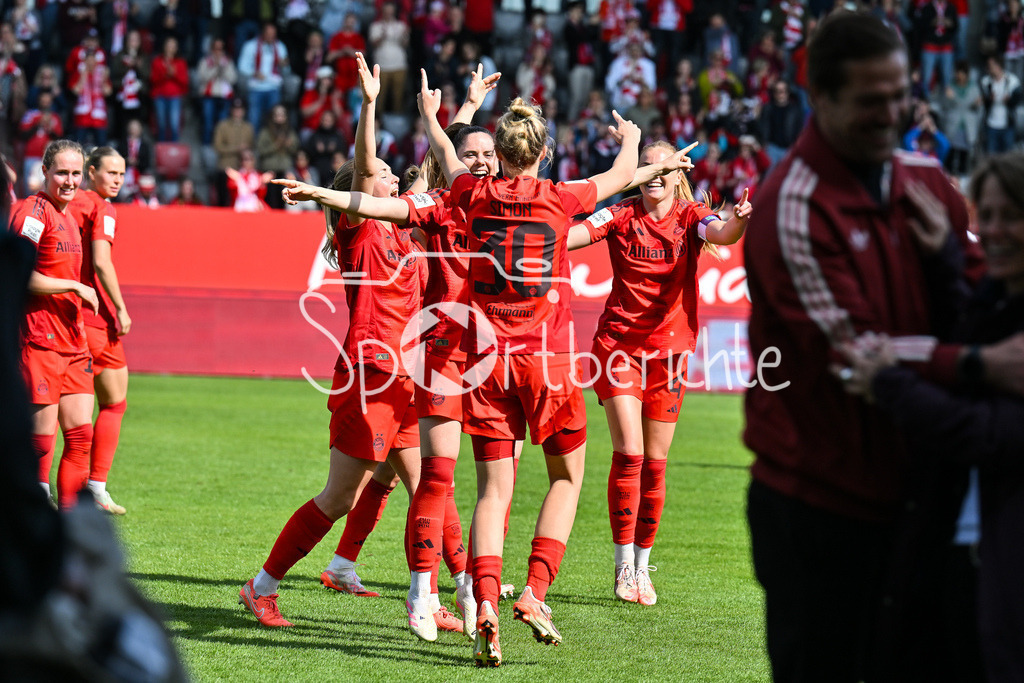 FC Bayern München - SC Freiburg | Die Spielerinnen des FC Bayern feiern die Meisterschaft nach dem Heimsieg gegen den SC Freiburg / Frauen Bundesliga: FC Bayern Muenchen - SC Freiburg, FC Bayern Campus am 27.04.2025