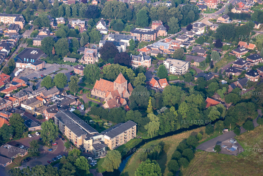 Vue aérienne: Vue de la ville à Eibergen dans le département Gueldre, Pays-Bas. Photo: IMG_008224.jpg prise le 18/07/2020 par Werner Riehm/FLY-FOTO.eu – Résolution de l'original: 5185 x 3457 px