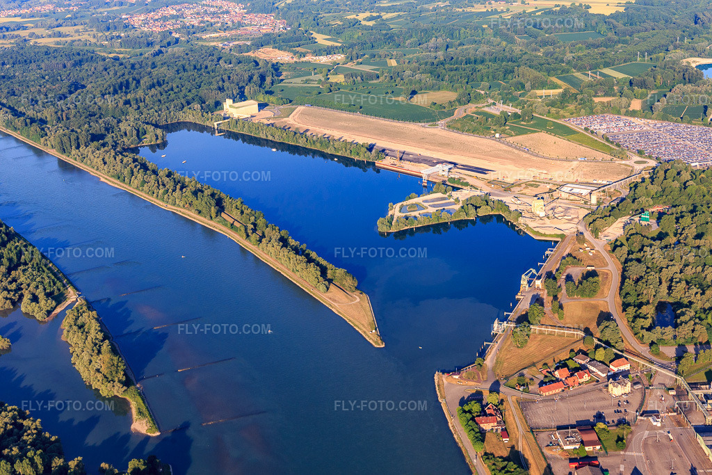Aerial view: New construction site of the Rhine port Lauterbourg Rhine Terminal from the northeast in Lauterbourg in the state Bas-Rhin, France. – Photo: IMG_100947.jpg taken on 06/17/2017 by Werner Riehm/FLY-FOTO.com – Resolution of the original: 5472 x 3648 px – Paris Terminal - La solution multimodale de référence