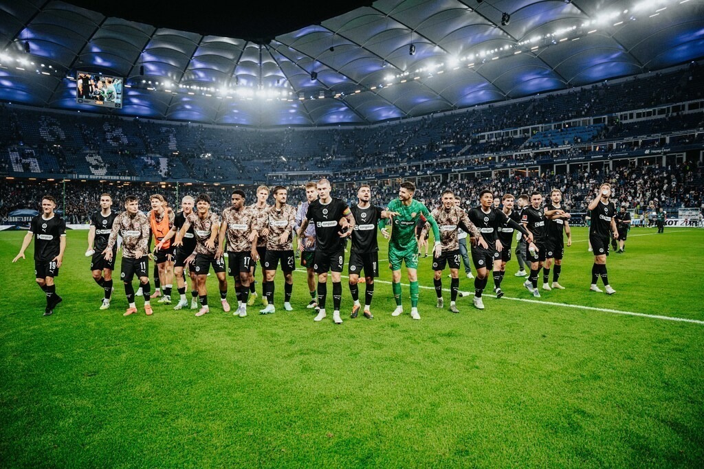 FCP09828 | Der offizielle Shop für FC St. Pauli Fotos. Wähle aus Spielszenen & Fanmomenten dein FCSP Wunschformat. Wir liefern Millerntor-Atmosphäre.