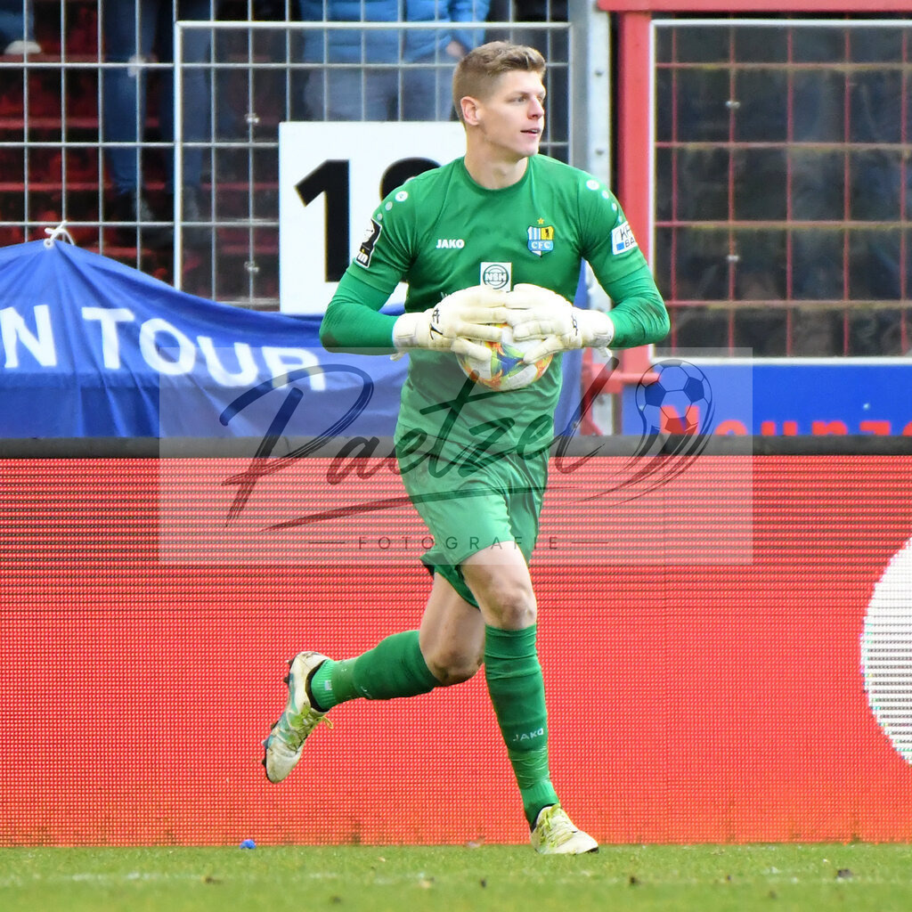 20200201_MEPCHE_0086 | Fußball, Herren: Torhueter Jakub Jakubov (Chemnitzer FC 1) schaut waehrend des Spiels der 3. Liga zwischen SV Meppen und Chemnitzer FC in der Haensch-Arena am 01.02.2020 in Meppen, Deutschland. DFB / DFL REGULATIONS PROHIBIT ANY USE OF PHOTOGRAPHS AS IMAGE SEQUENCES AND/OR QUASI-VIDEO. - Realisiert mit Pictrs.com