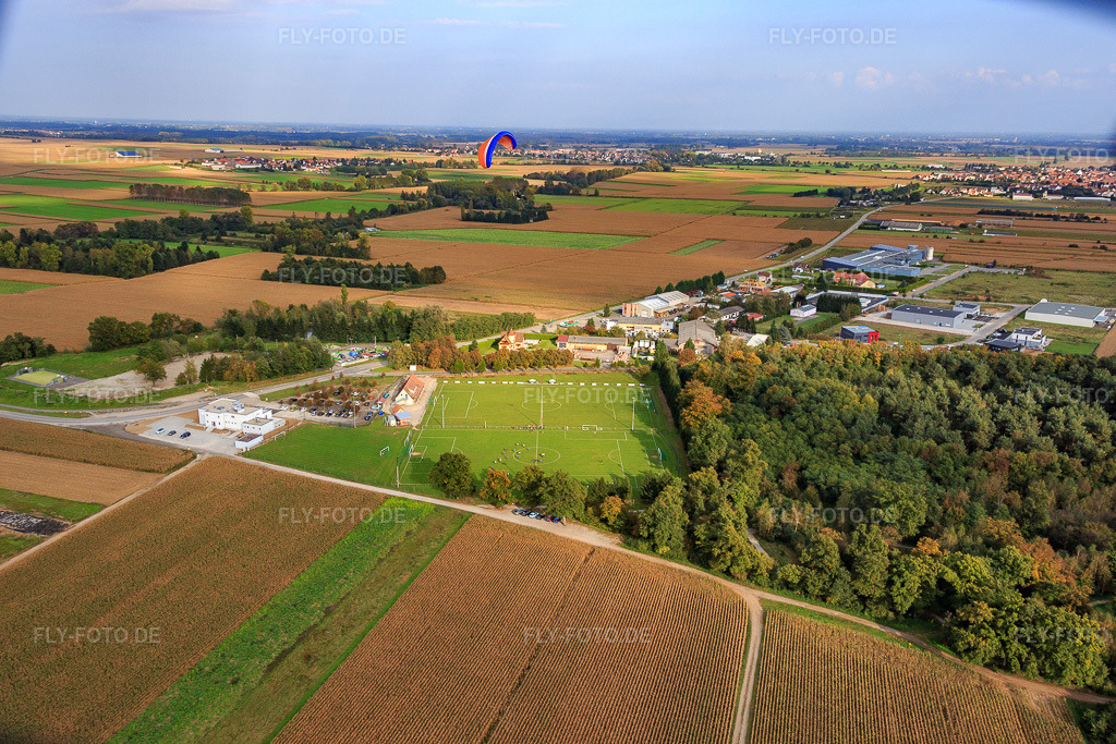 Luftbild: Paragleiter über dem Sportplatz in Geudertheim im Bundesland Bas-Rhin in Frankreich. – Foto: IMG_074191.jpg vom 04.10.2014 durch Werner Riehm/FLY-FOTO.de – Auflösung des Originals: 5472 x 3648 px