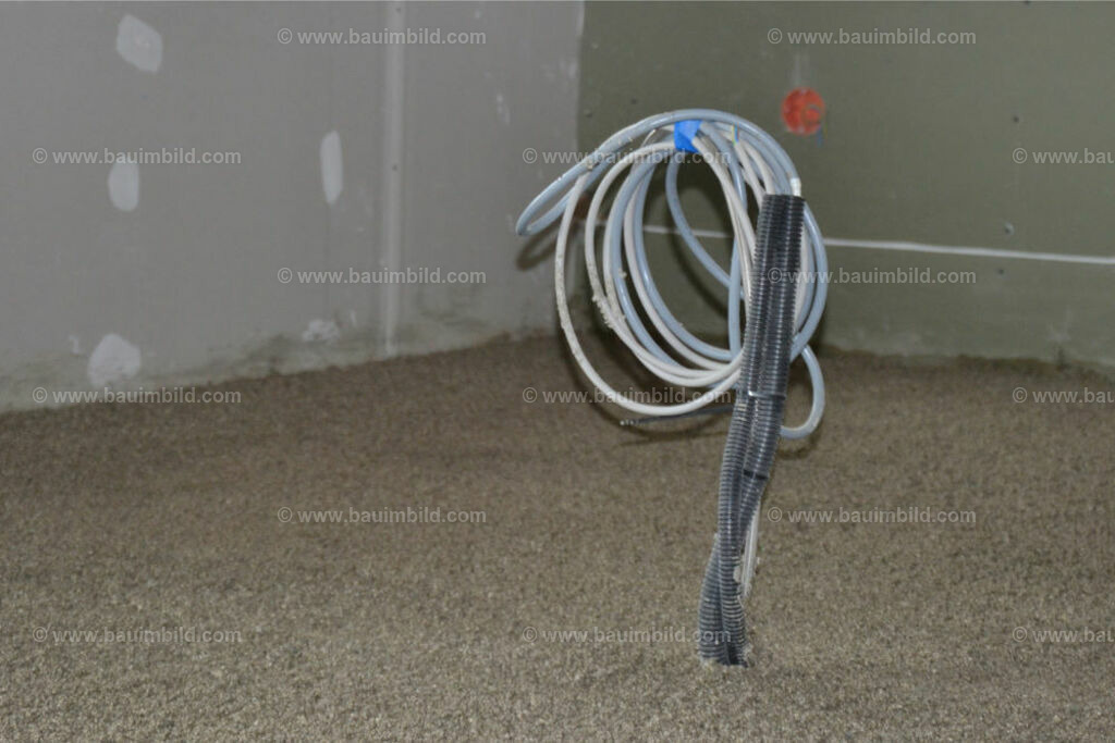 bib-lg17-elektroinstallation-0223 | Nach LV-Leistungsgruppen sortierte Detailfotos über den Bau eines Hauses. Alle Hausbau-Bilder direkt vom Urheber und Autor der Website Haus-Selber-Bauen.com