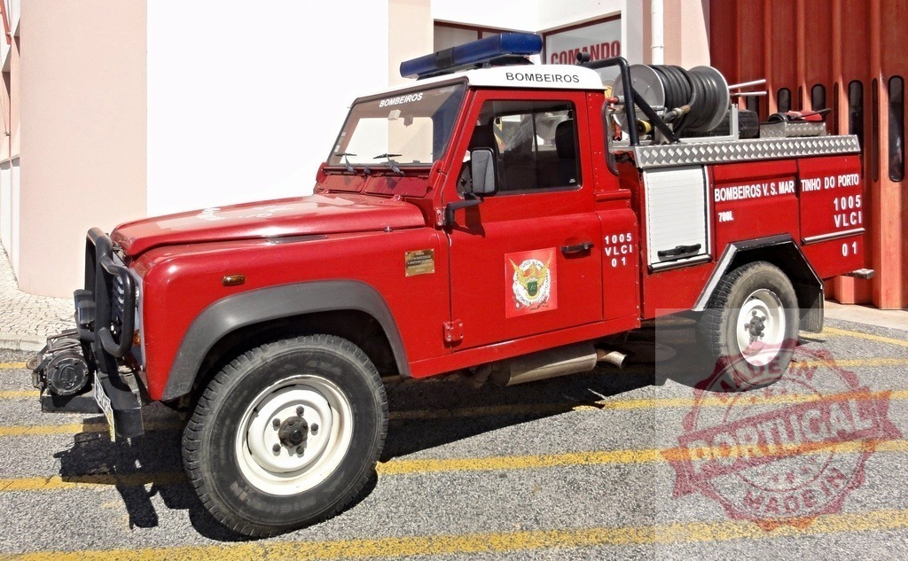 Land Rover fire engine Bombeiros V.S. Mar emergency | Red Land Rover fire truck parking outside a fire station in Portugal - Realisiert mit Pictrs.com