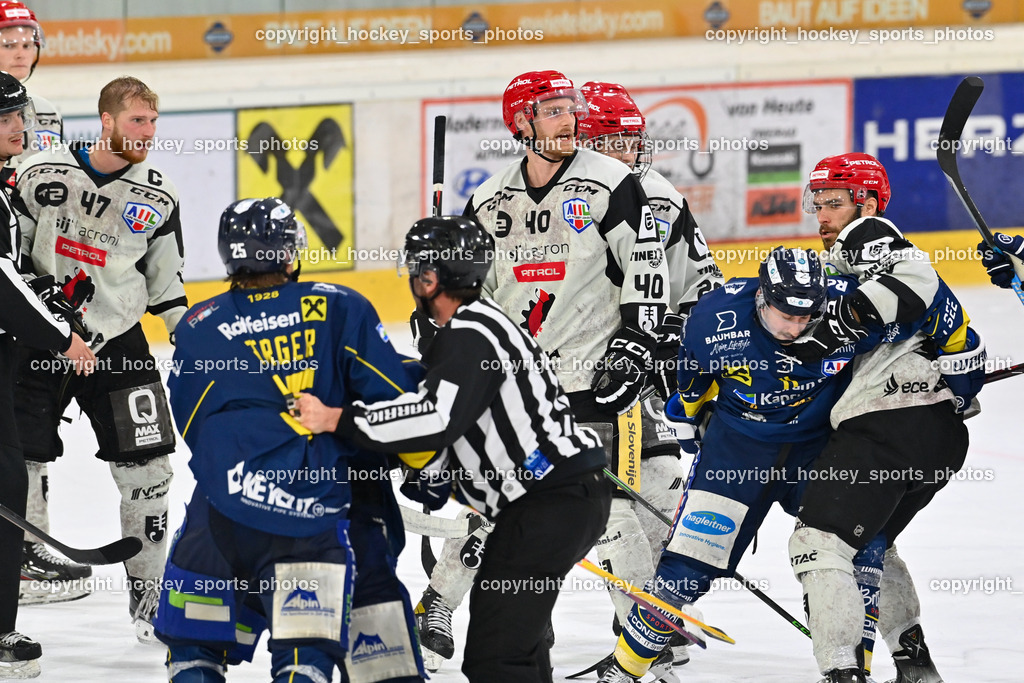 EK Zeller Eisbären vs. HDD Jesenice 1.10.2022 | #11 Ban Daniel, KANYO Tamas, Referees, #47 Glavic Gasper, Faustkampf, #40 Blomberg Niki, #91 Jezovsek Zan