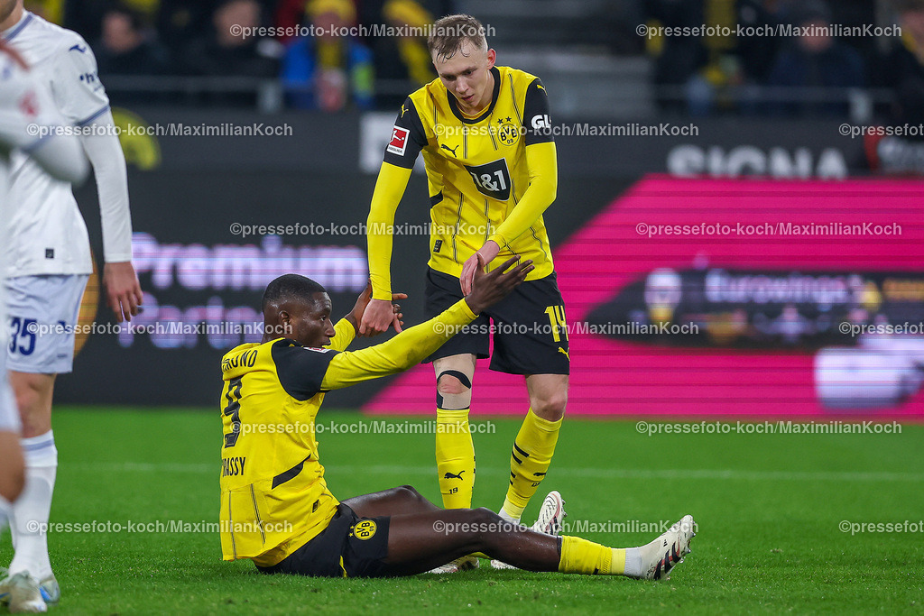 BVB15122402209 | 15.12.2024, Fußball, Borussia Dortmund - TSG 1899 Hoffenheim, 1. Fußball Bundesliga, 14. Spieltag, Signal Iduna Park, Saison 2024 2025: Maximilian Beier (BVB #14) hilft Serhou Guirassy (BVB #9) aufzustehenDFB regulations prohibit any use of photographs as image sequences and or quasi-video.