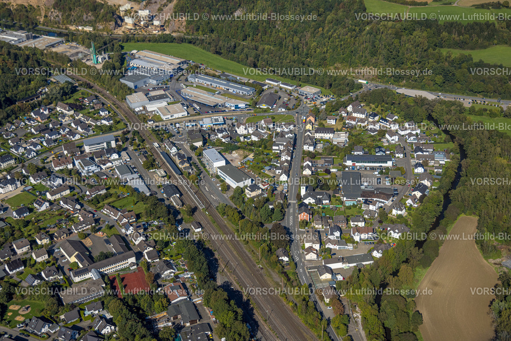 Lennestadt230909529Grevernbrueck | Luftbild, Lennestadt-Grevenbrück Bahnhof, Wohngebiet Johannesstraße, Gewerbegebiet Industriestraße An der Chemischen, Grevenbrück, Lennestadt, Sauerland, Nordrhein-Westfalen, Deutschland
