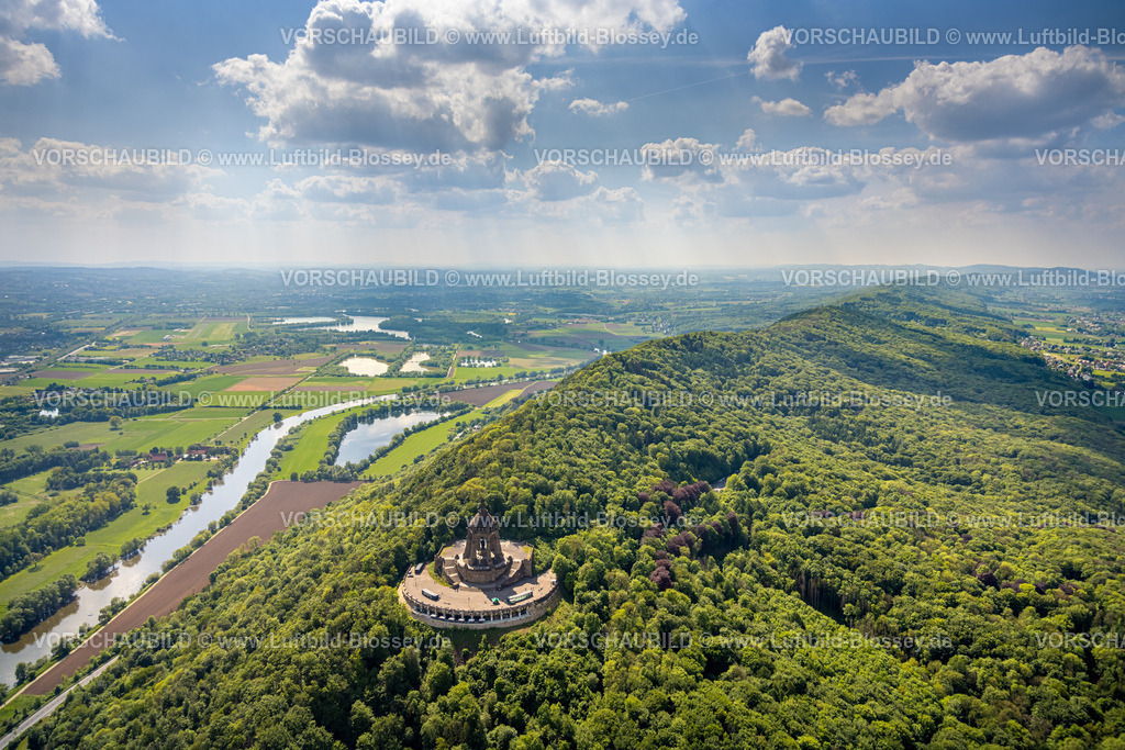 PortaWestfalica240505366Wiehengebirge_Kaiser-Wilhelm-Denkmal | Luftbild, Kaiser-Wilhelm-Denkmal, kulturelles Denkmal, Wiehengebirge und Fluss Weser, See Wedigenstein, Fernsicht mit blauem Himmel und Wolken, Lerbeck, Porta Westfalica, Ostwestfalen, Nordrhein-Westfalen, Deutschland