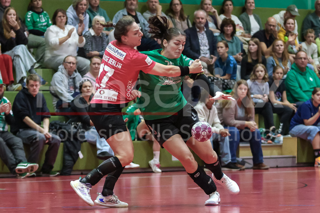 Handball, 2. Bundesliga Frauen, SV Werder Bremen - Füchse Berlin | v.li.: Angela Cappellaro (Füchse Berlin, 17) und Anna Lena Bergmann (SV Werder Bremen, 25) im Zweikampf, Duell, Spielszene, Aktion, Action