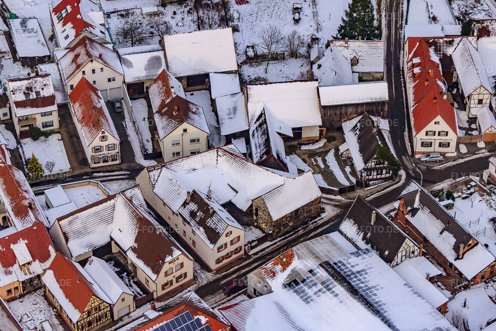Luftbild: Raiffeisenstraße x Mühlstraße bei Schnee in Winden im Bundesland Rheinland-Pfalz in Deutschland. Foto: IMG_23740.jpg vom 16.01.2010 durch Werner Riehm/FLY-FOTO.de