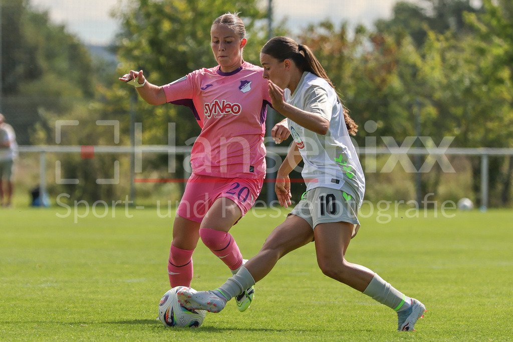 Fussball, Testspiel Frauen, TSG 1899 Hoffenheim - SV Werder Bremen | v.li.: Laura Gloning (TSG 1899 Hoffenheim, 20) und Tuana Mahmoud (SV Werder Bremen, 10) im Zweikampf, Duell, Dynamik, Aktion, Action, Spielszene