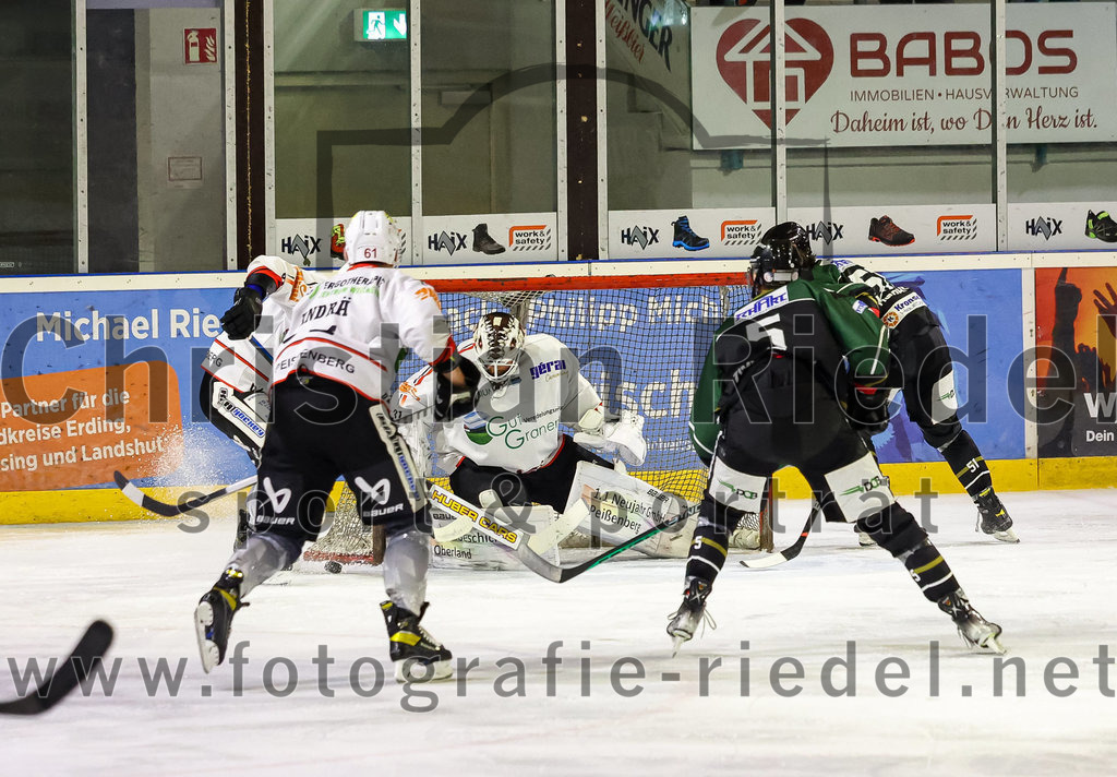2022-11-04_105_Eishockey_TSV_Erding_gegen_TSV_Peissenberg | Erding, Deutschland, 04.11.2022:
Eishockey, Bayernliga 2022 / 2023, 10. Spieltag, TSV Erding gegen TSV Peißenberg, Endergebnis: 4:3

Torwart Korbinian Sertl (TSV Peissenberg, #31), Florian Zimmermann (Erding Gladiators, #5), Ryan Murphy (Erding Gladiators, #51)

Foto: Christian Riedel / fotografie-riedel.net