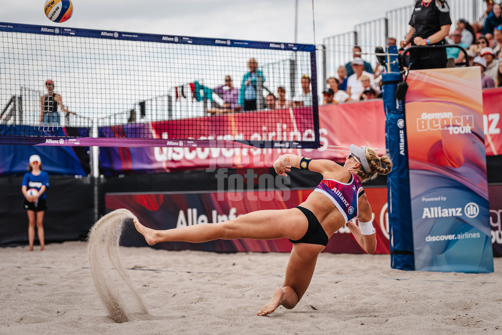 Beachvolleyball | Frauen | Allianz German Beach Tour 2024 | Tourstop Kühlungsborn | 10.08.2024 | Melanie Paul schlägt mit unortodoxer Technik den Ball
