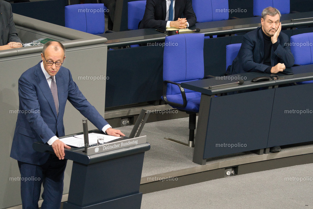 Markus Söder hört sich scheinbar gelangweilt die Rede des Friedrich Merz im Bundestag an | Metropolico