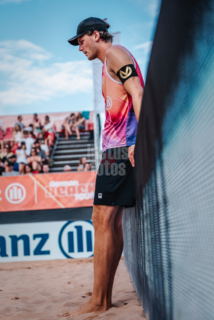 Beachvolleyball | Männer | German Beach Tour 2024 | Tourstop München | 19.07.2024 | Paul Henning steht an der Bande