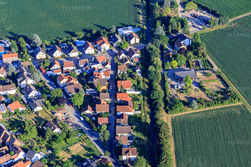 Luftbild: Am Südhang mit Westenfelder Garten- und Landschaftsbau GmbH im Ortsteil Leopoldshafen in Eggenstein-Leopoldshafen im Bundesland Baden-Württemberg in Deutschland. Foto: IMG_080787.jpg vom 13.06.2015 durch Werner Riehm/FLY-FOTO.dedie verdefaktur: Draußenträume. Außenräume. | Westenfelder Galabau - die verdefaktur, Karlsruhe