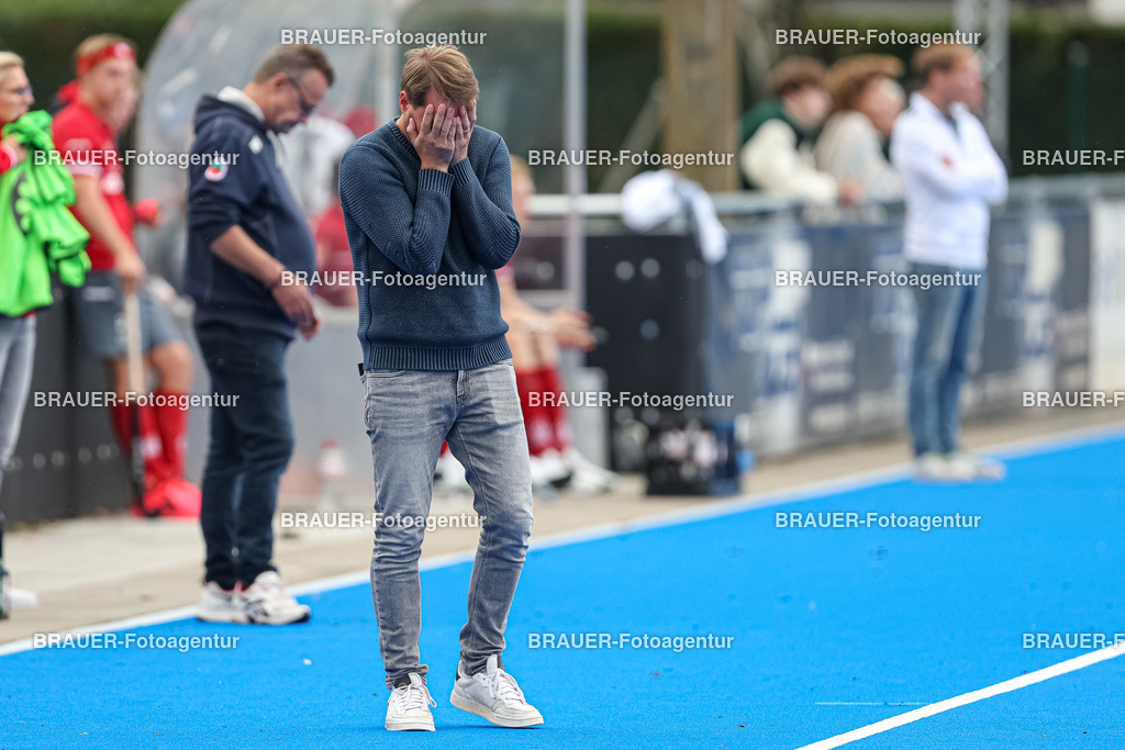 Crefelder HTC und Club an der Alster   | Krefeld, Deutschland 24.09.2022,Sportlicher Leiter Johannes Schmitz (Crefelder HTC) gestikuliert, Gestik, 

beim 1. Bundesliga Spiel der Herren zwischen Crefelder HTC und Club an der Alster  auf der Gerd Wellen Hockeyanlage am 24. September 2022 in Krefeld.

(Foto: BRAUER-Fotoagentur)
 