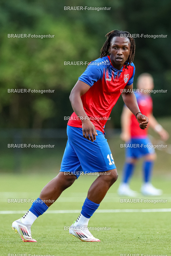 1_KFCWAT_20250723_0891.JPG -  - KFC Uerdingen - SG Wattenscheid 09 - Testspiel | Krefeld, Deutschland, 23.07.25: Derick Kwaku Gyamfi (KFC Uerdingen) schaut waehrend des Testspiel Spiels zwischen KFC Uerdingen - SG Wattenscheid 09 in der Covestro Sportpark am 23. July 2025 in Krefeld, Deutschland. (Foto von Stefan Brauer/Brauer-Fotoagentur)