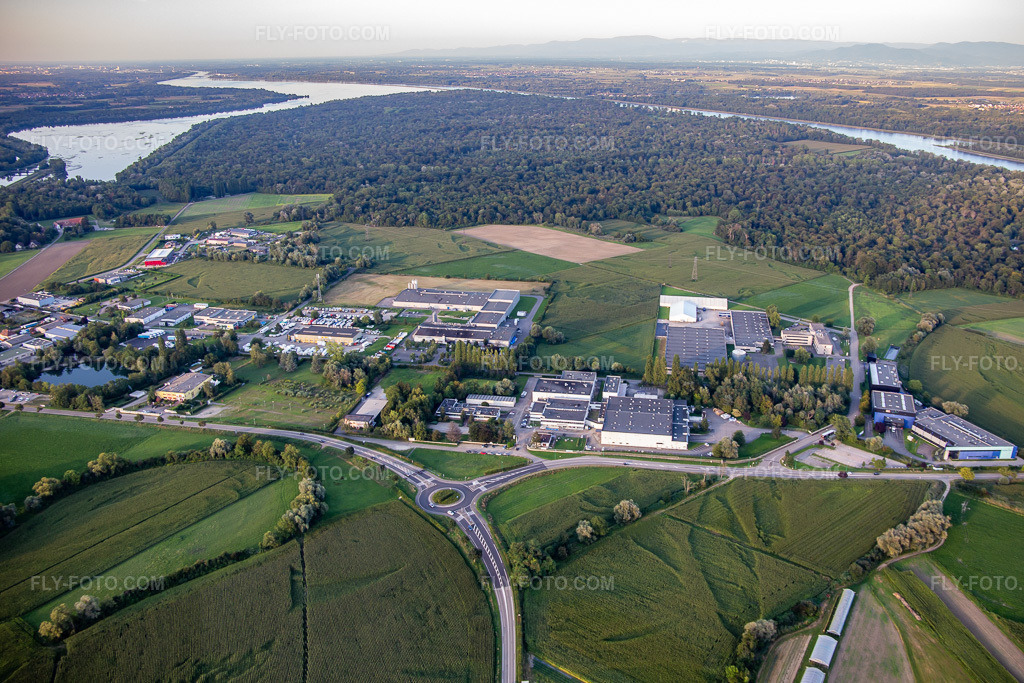 Aerial view: Industrial Zone Zone Industriel de Krafft from the southwest in Erstein in the state Bas-Rhin, France. – Photo: IMG_137901.jpg taken on 08/18/2023 by Werner Riehm/FLY-FOTO.com – Resolution of the original: 4980 x 3320 px
